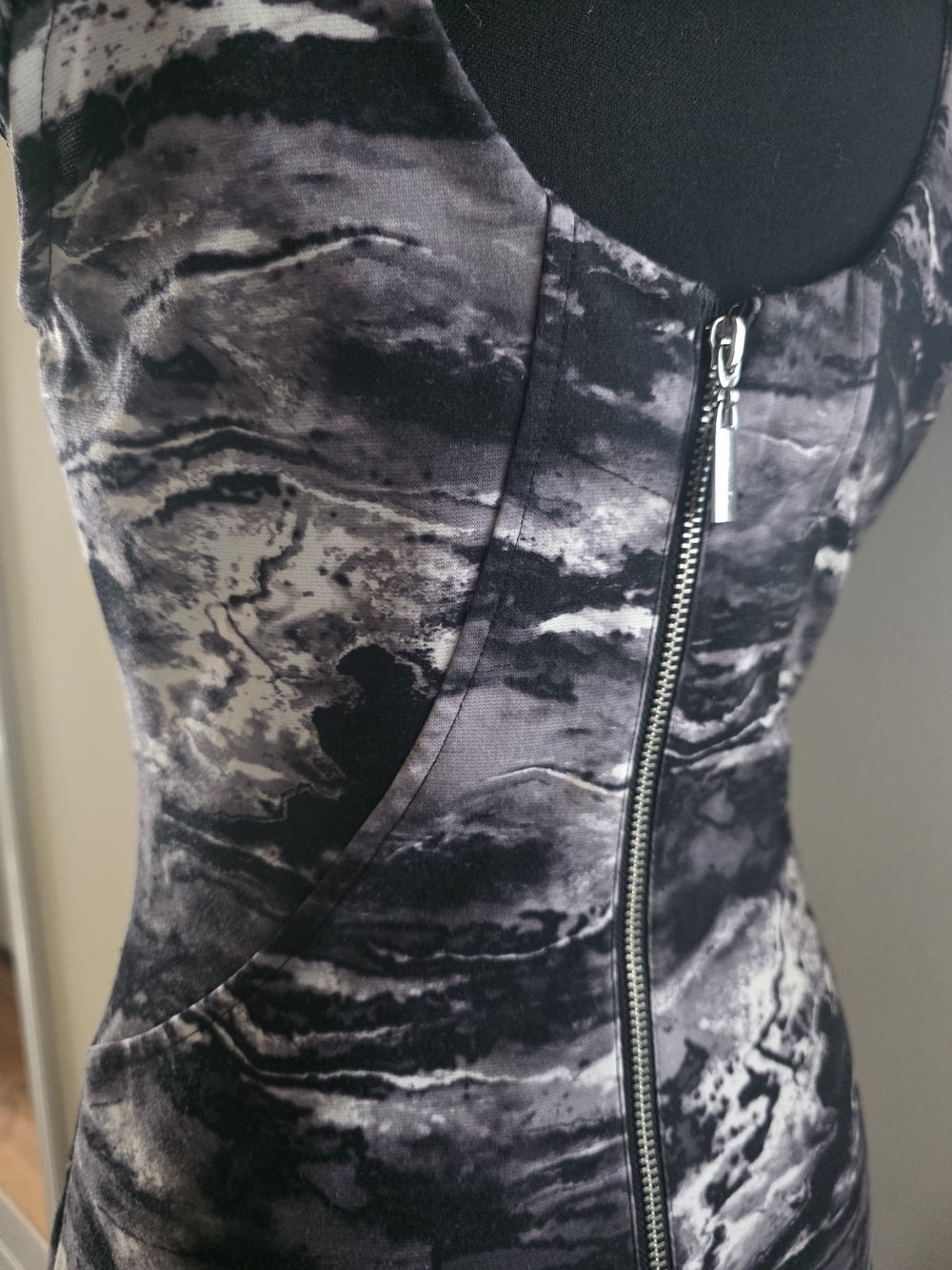 Jennifer Lopez Black & Gray Marble Zip-Back Dress (Size 4)